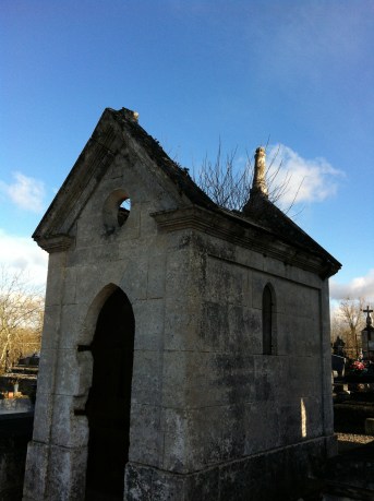 À travers les tombes (2)