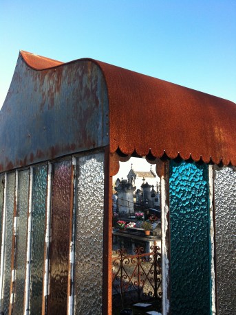 À travers les tombes (1)