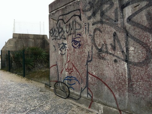 un homme triste qui vit là