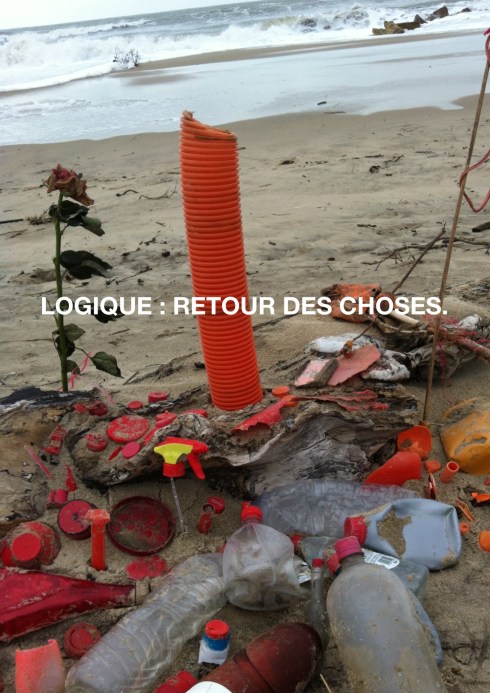 un dernier totem fait sur la plage