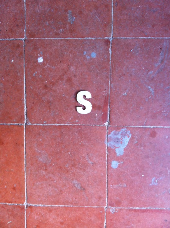 Le S trouvé par terre en sortant.