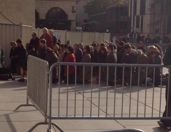 place Pey-Berland ce samedi 16 novembre 2013 ils prient contre l'avortement.